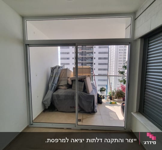דלת הזזה מאלומיניום עם מסגרת כסופה